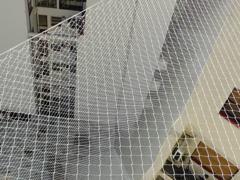 Red anti aves de polietileno anudado colocada en pozo de aire y luz - 800x600
