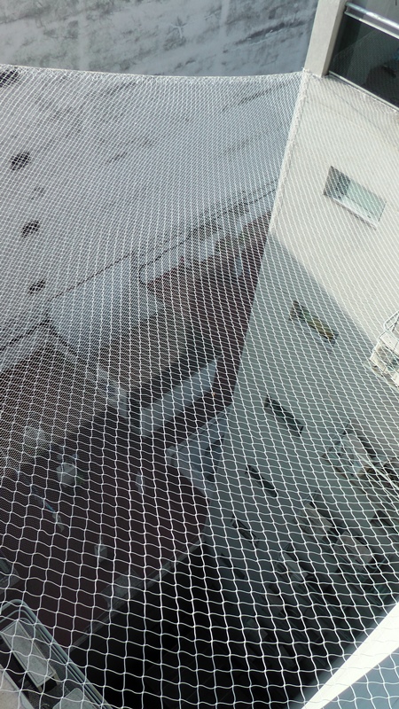 Red anti pajaros en pozo de aire para ahuyentar palomas de un edificio
