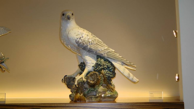 Halcón Peregrino de porcelana Lladró. Las aves rapaces son grandes depredadoras de las palomas